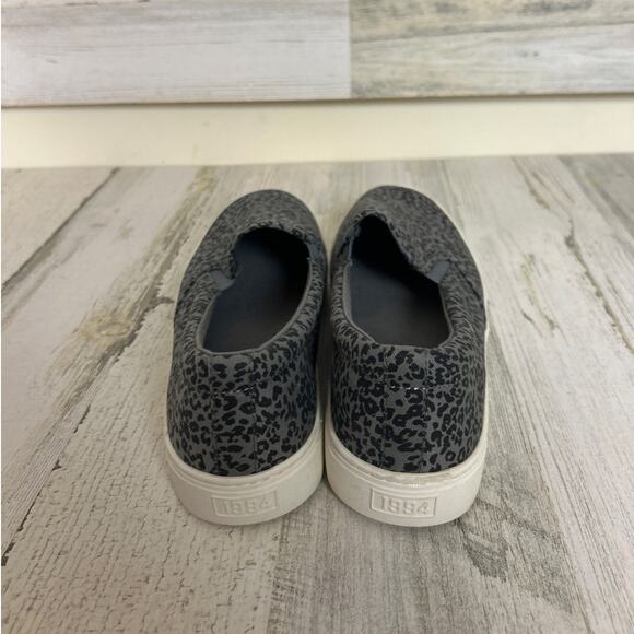 Old Navy womens size 7 gray leopard print canvas slip on shoe sneaker new light - Picture 4 of 7